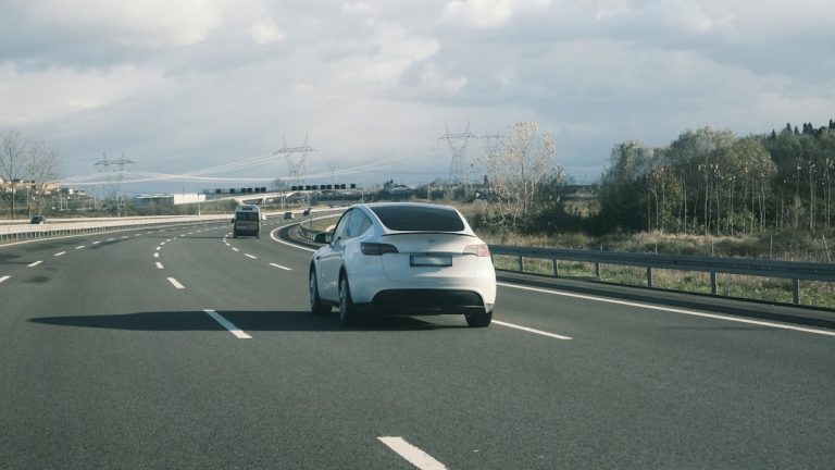Автомобіль з системою автономного керування на автомагістралі