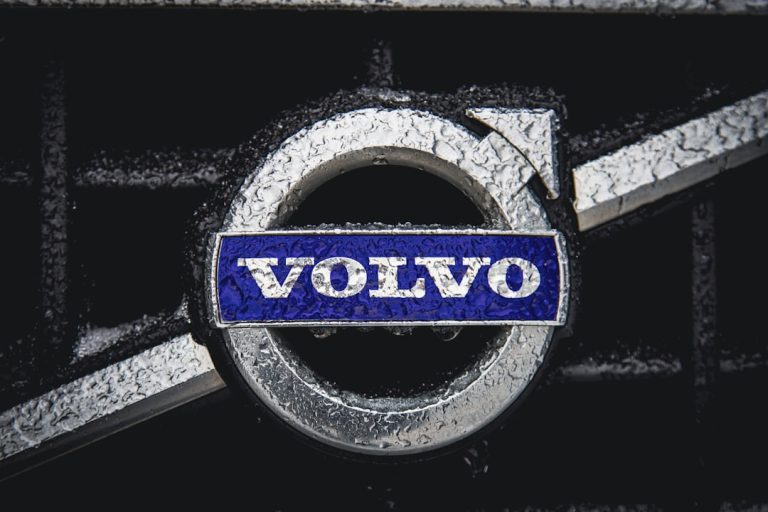 Електрокросовер Volvo EX90 - флагманська модель з проблемами