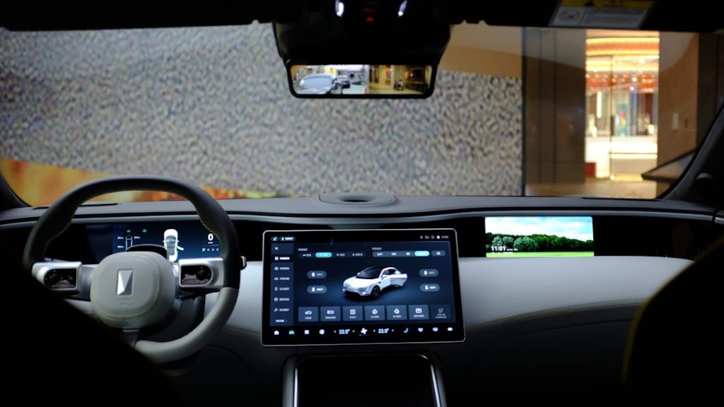 Панель керування Tesla з активованою функцією автопілота FSD