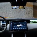 Панель керування Tesla з активованою функцією автопілота FSD
