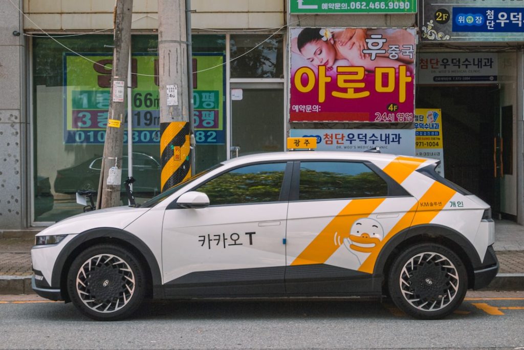 Hyundai Staria EV електричний мінівен на дорозі