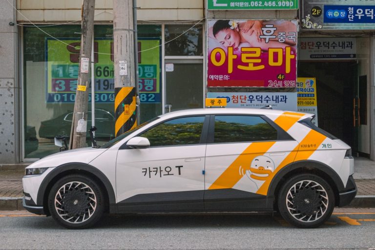Hyundai Staria EV електричний мінівен на дорозі