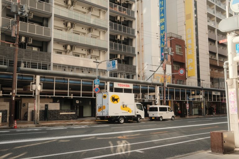 Електрична вантажівка Volvo VNR Electric на вулиці міста