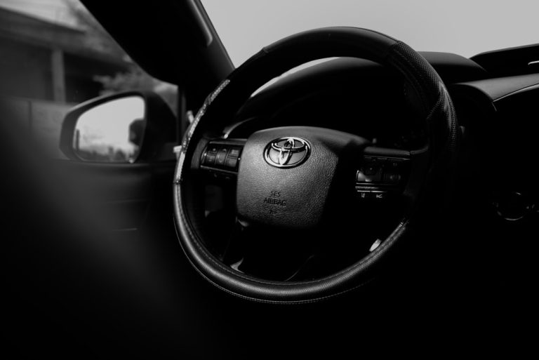 Сучасний салон електричного кросовера Toyota з великим сенсорним дисплеєм