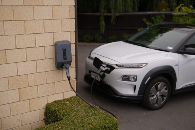 Електричний кросовер Hyundai Kona EV на зарядці