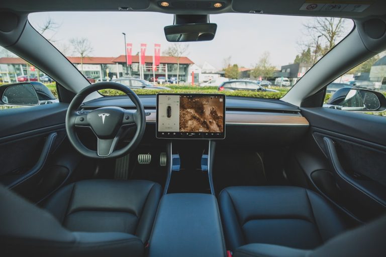 Tesla автопілот та система Full Self-Driving на панелі приладів електромобіля