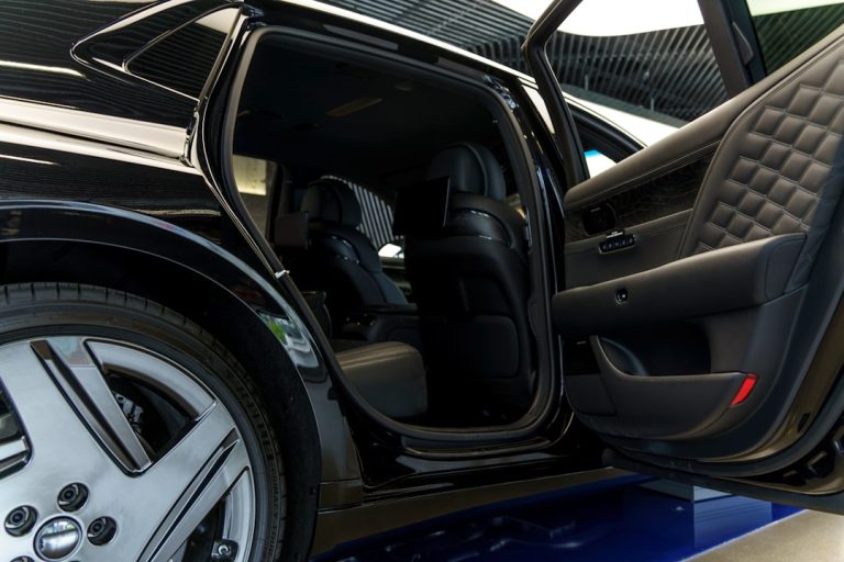 Розкішний електрокросовер Genesis GV90 з унікальними дверима-крилами